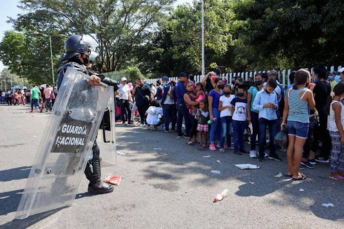 Disuelven campamento improvisado de migrantes en sur de México