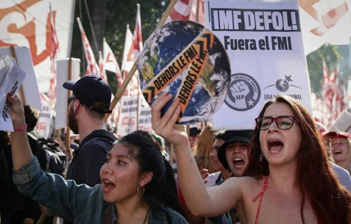 Multidinaria marcha para rechazar un acuerdo con el FMI en Argentina