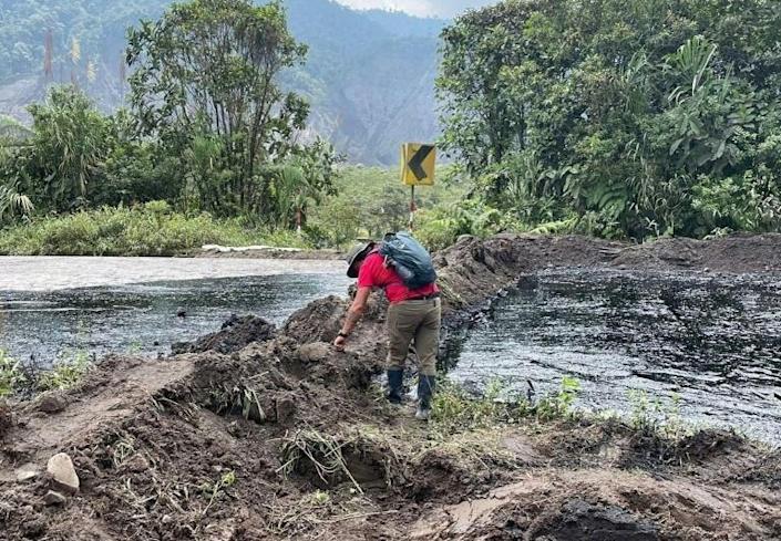 Continúa limpieza por derrame de crudo de un ducto privado en Amazonia de Ecuador