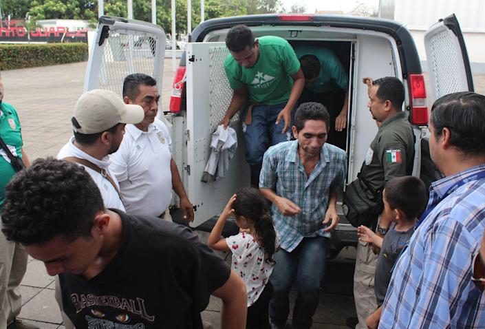 Detienen a 359 migrantes en un camión en el estado mexicano de Veracruz