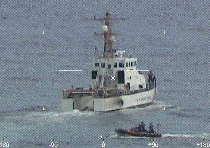Guardia Costera de EEUU busca 39 desaparecidos tras volcamiento de embarcación frente a Florida