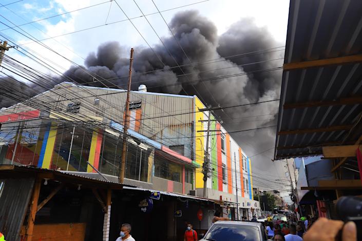Incendio consume varios negocios en mercado en segunda ciudad de Honduras