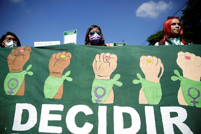 La prohibición del aborto en El Salvador sigue «cobrando vidas», señala ONG