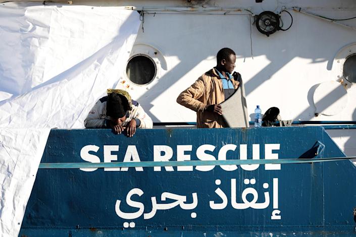 Los 440 migrantes rescatados por el Sea Watch desembarcan en Italia