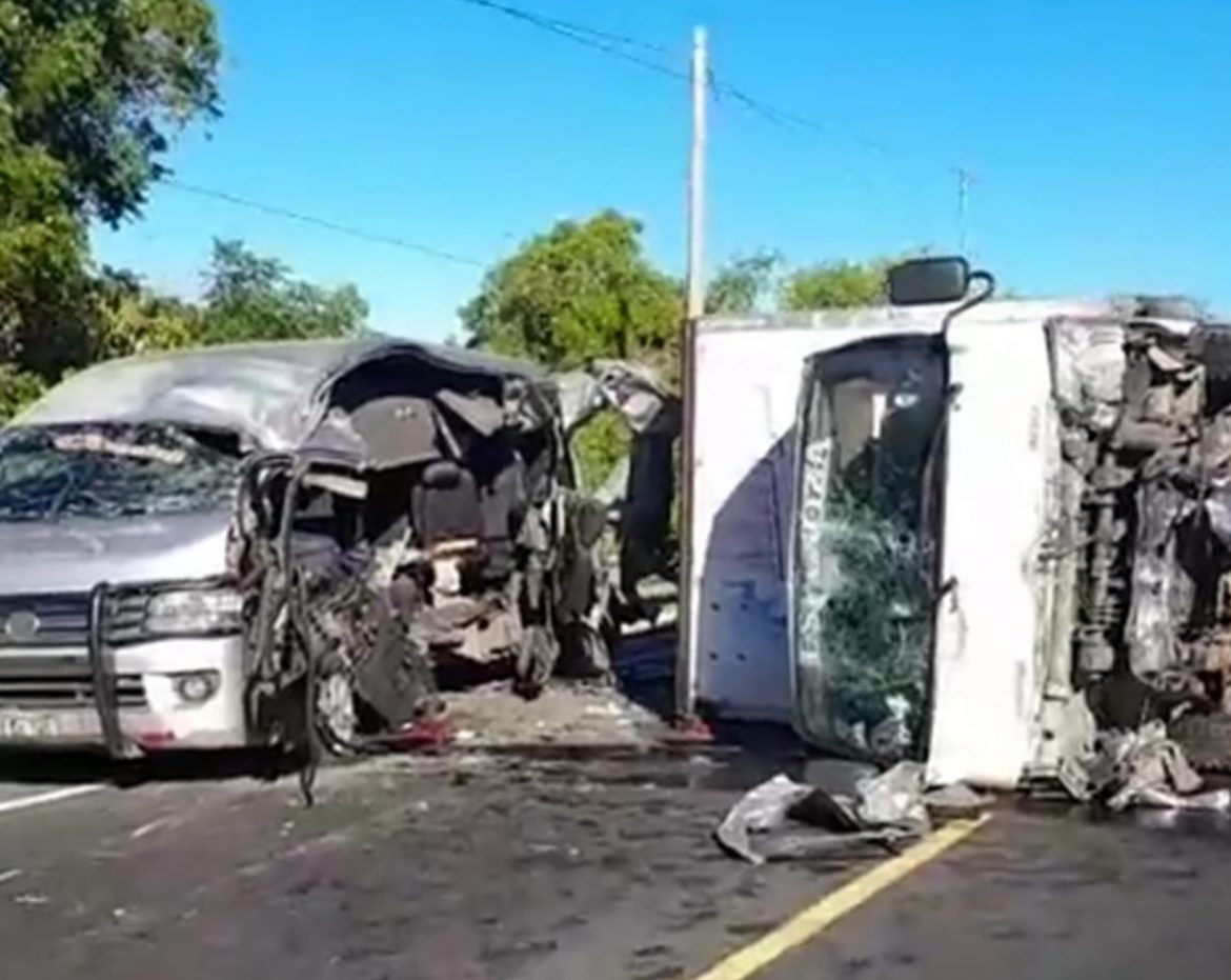 Al menos 17 lesionados y dos fallecidos deja accidente entre microbús de pasajeros y un camión en carretera nueva a León
