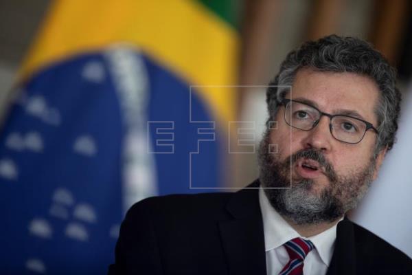El excanciller brasileño Araújo carga contra la visita de Bolsonaro a Rusia
