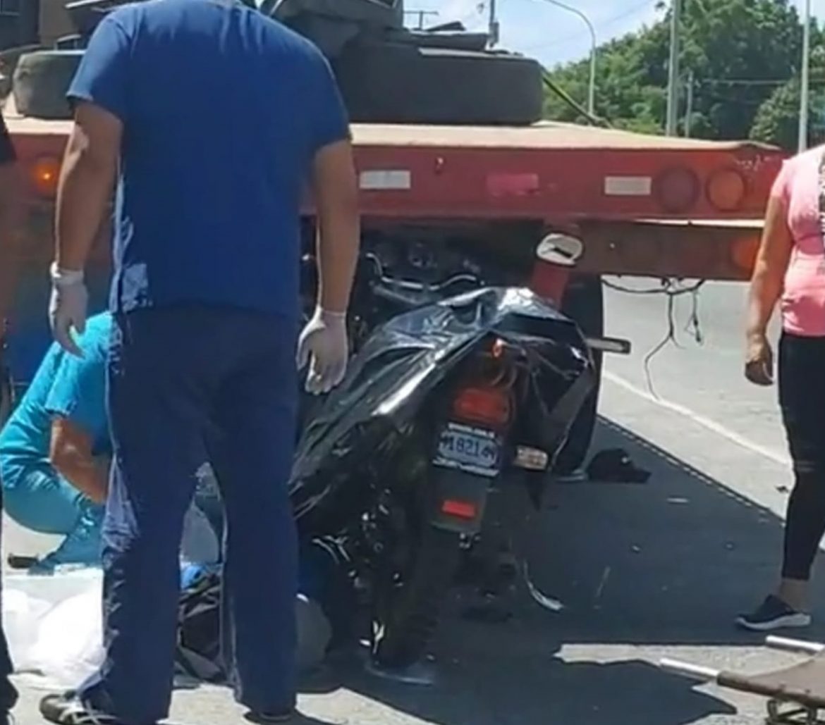 Joven motorizada muere en paso a desnivel Nejapa al estrellarse contra rastra