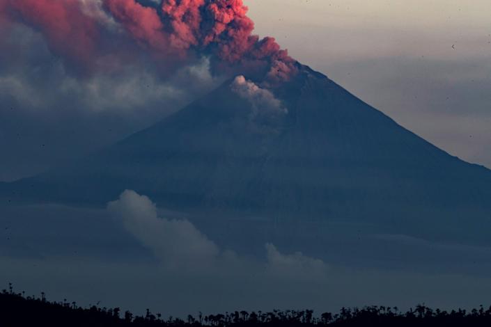 Advierten de la posible caída de ceniza volcánica en dos provincias de Ecuador