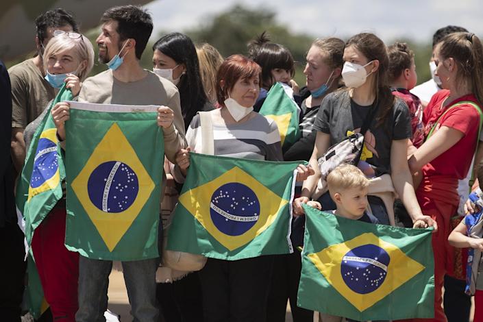Bolsonaro recibe a brasileños, argentinos y a un colombiano evacuados de Ucrania