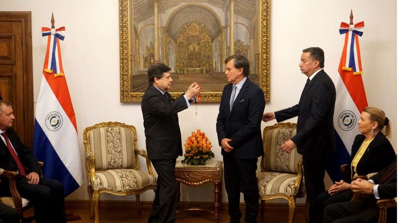 Canciller de Paraguay condecora con Orden Nacional del Mérito “Don José Falcón” a Director General del IICA