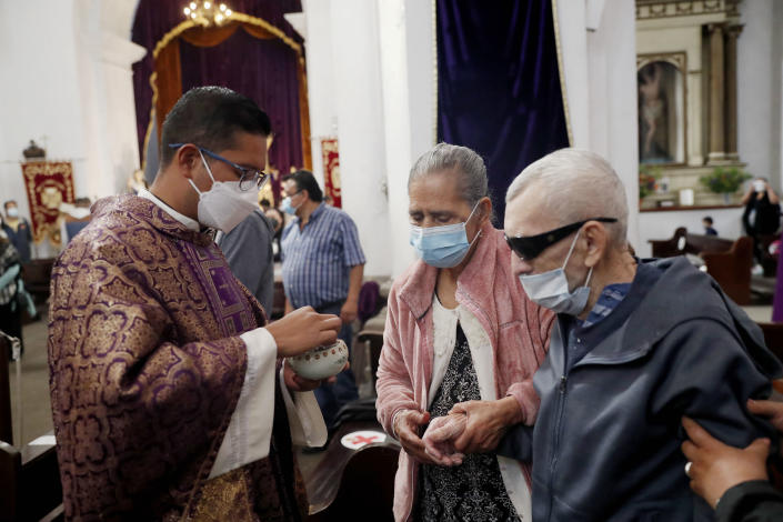 Católicos guatemaltecos celebran el inicio de la cuaresma sin restricciones