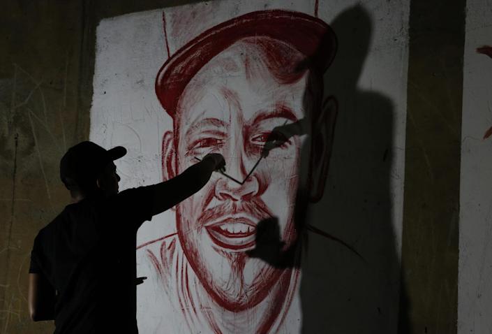 En Colombia dibujan con sangre un mural de Residente en protesta por la violencia