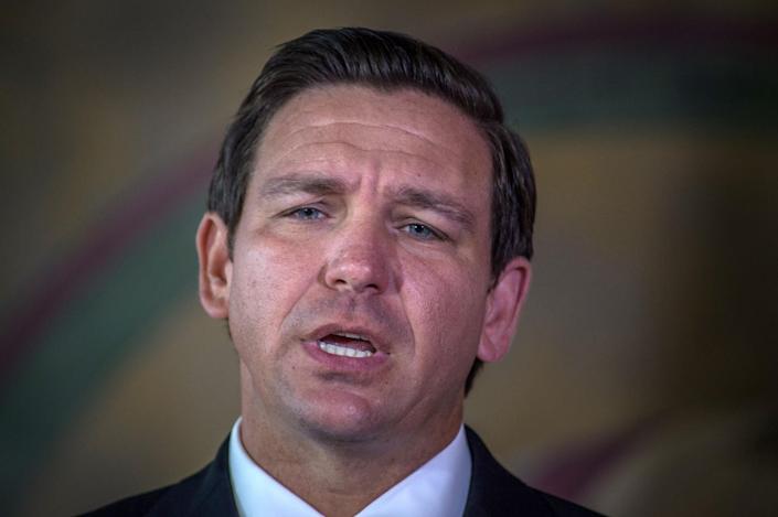 Gobernador de Florida carga contra Biden por visita de delegación a Venezuela