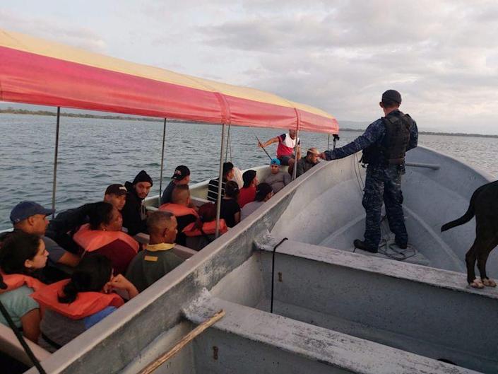 Guatemala detiene a 58 migrantes cubanos que iban a EEUU