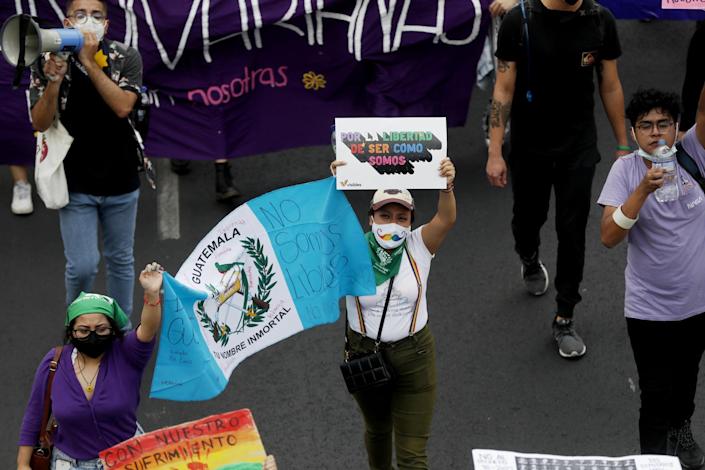 Jóvenes guatemaltecos se manifiestan contra polémica ley sobre el aborto