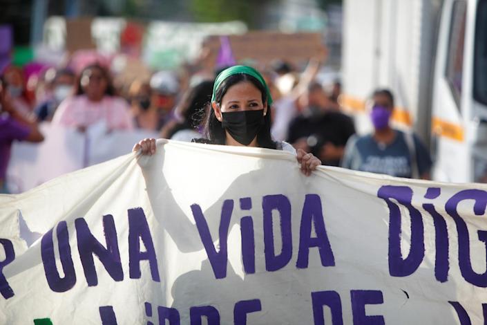 Mujeres en Panamá marchan por la protección de las niñas