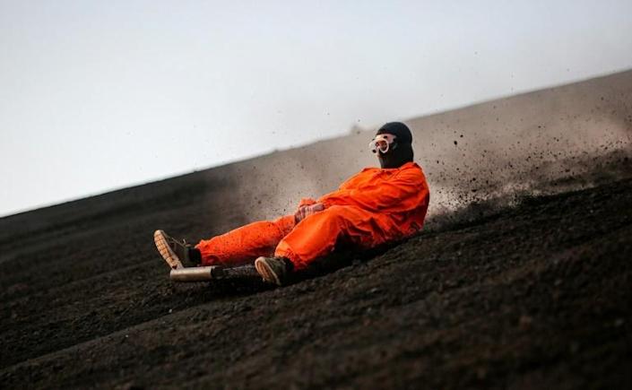 «Volcano boarding», o deslizarse sobre las faldas de un volcán en Nicaragua