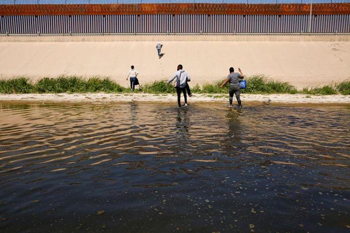 EEUU detiene a 210.000 migrantes en frontera con México en marzo, máximo de dos décadas
