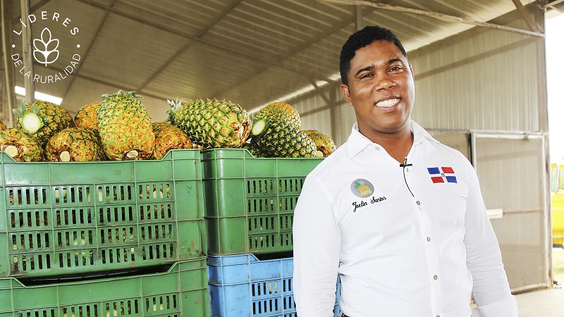 Joelin Santos, creador de una asociación de productores de piña que transformó vidas en República Dominicana, es distinguido por el IICA como “Líder de la Ruralidad”