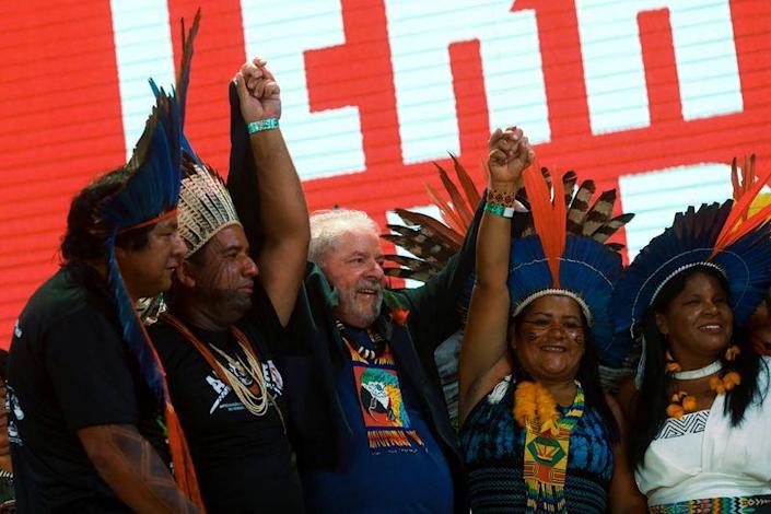 Lula promete a las tribus indígenas de Brasil que revertirá las medidas de Bolsonaro
