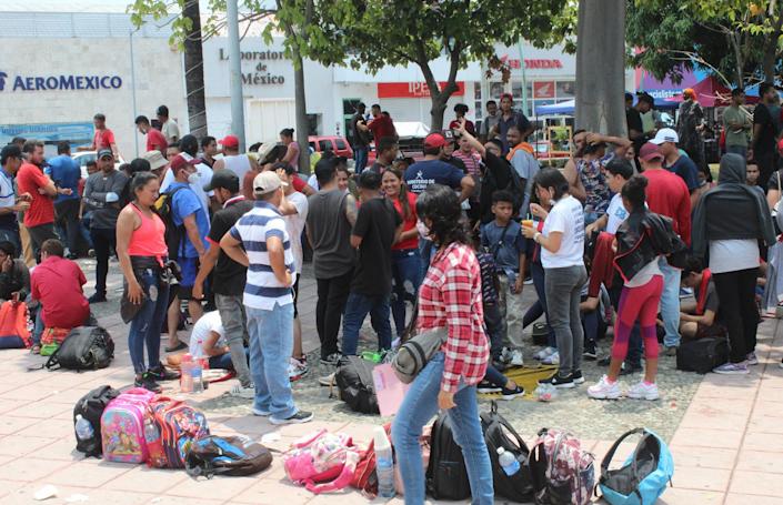 México disuelve caravana de migrantes en el sur pero ofrece regularizarlos