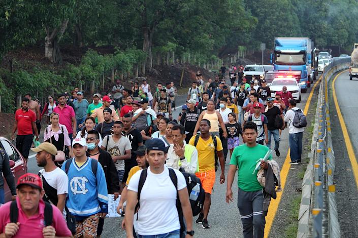 Nueva caravana migrante se entrega a autoridades mexicanas tras 40 kilómetros