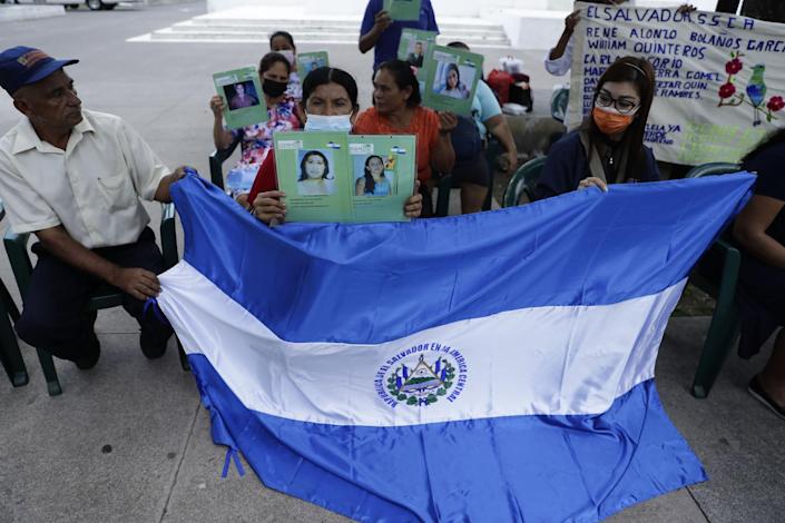 Un grupo de salvadoreños parte a México en busca de migrantes desaparecidos