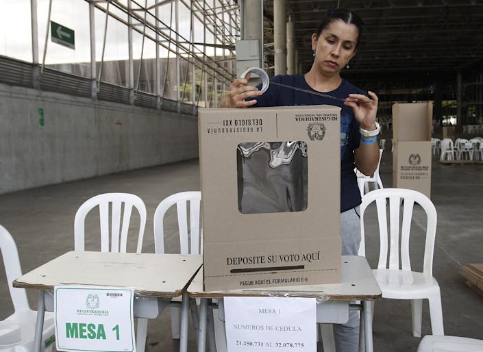 Colombia va altamente dividida a las urnas para elegir al próximo presidente