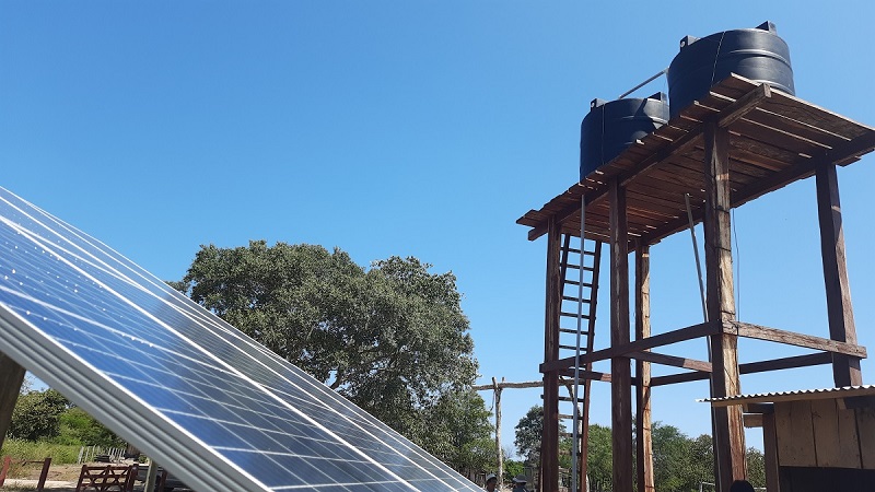 El IICA implementa en Bolivia un sistema de bombeo solar sumergible que dota de agua a familias campesinas