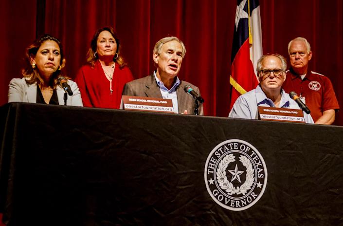 El gobernador de Texas defiende las armas de fuego y ve «equivocado» su control