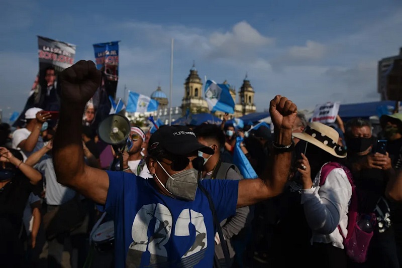 Guatemaltecos manifiestan su indignación por reelección de fiscal general