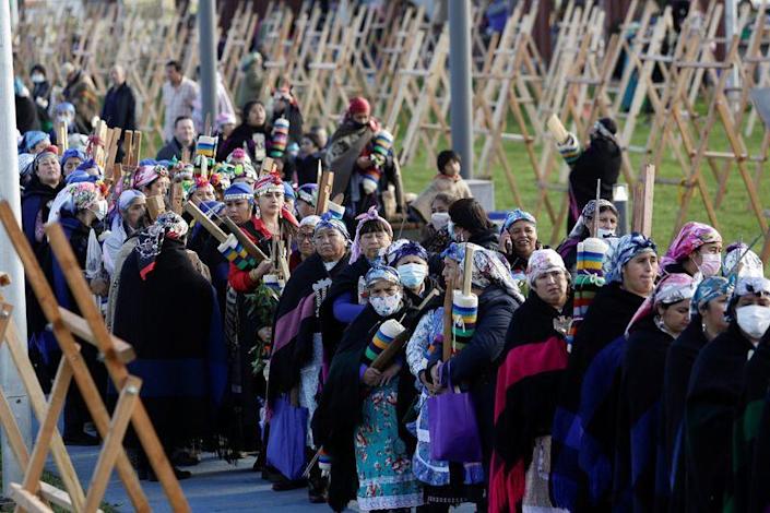 Tejedoras mapuche anotan récord mundial en Chile con kilométrico tejido multicolor