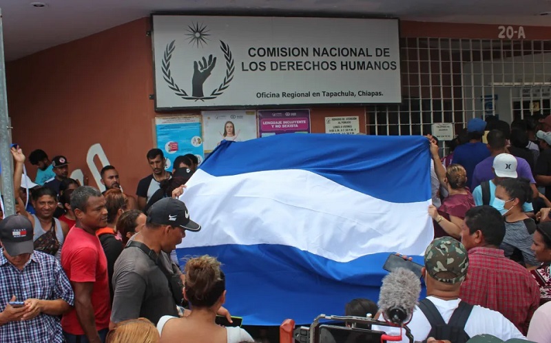 Caravana de migrantes pide protección a comisión de DD.HH. en México
