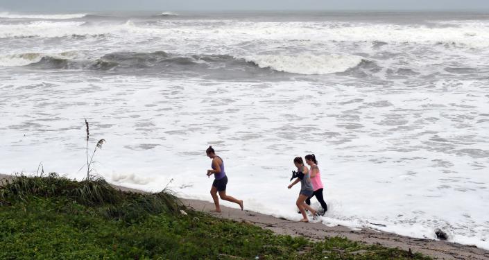 Potencial tormenta tropical sale al Atlántico tras anegar el sur de Florida