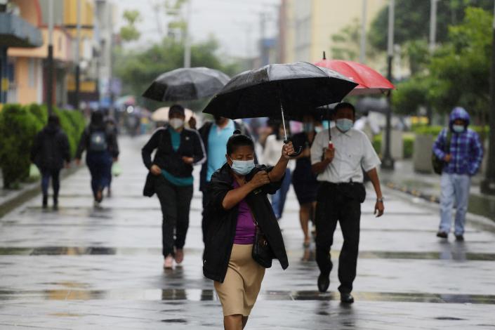 El Salvador mantiene activas las alertas roja y naranja por las lluvias