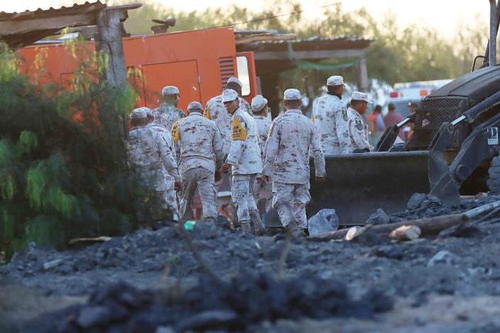 Aceleran labores de rescate de 10 mineros atrapados por derrumbe en México