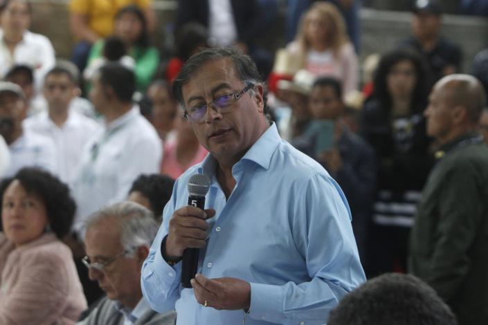 Petro invita al «desarme generalizado» a los grupos armados en Colombia