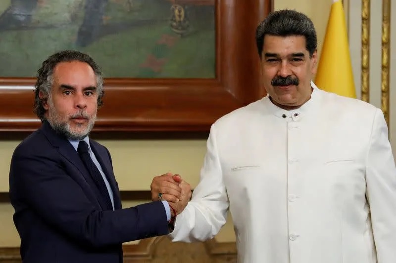 Presidente de Venezuela recibe a embajador de Colombia, se formaliza reanudación de relaciones