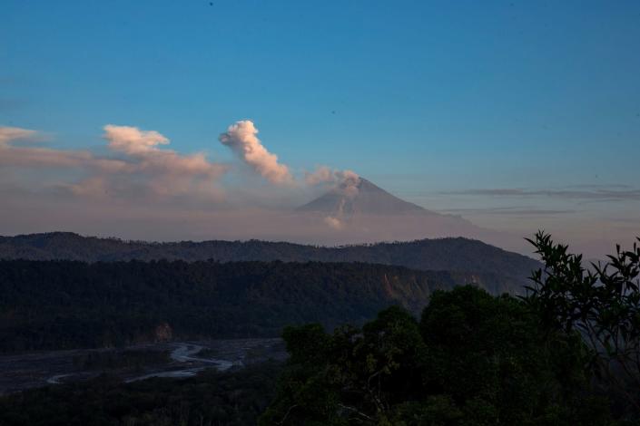 El volcán ecuatoriano Sangay genera 874 explosiones pequeñas en un día