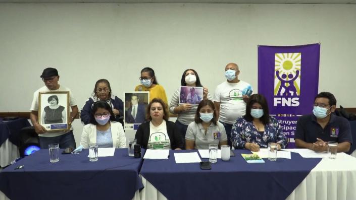 Familias de personal de salud muerto en El Salvador reclaman sus beneficios