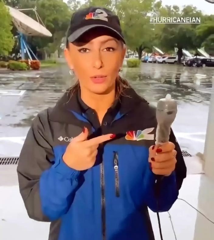 Una reportera en EE.UU. «protege» un micrófono con un condón en un directo sobre Ian