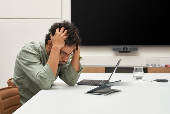 ¿Por qué las reuniones en línea pueden ser estresantes?