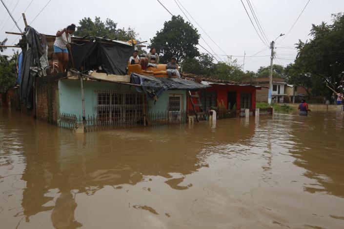El Gobierno colombiano prioriza la reubicación de los damnificados por las lluvias