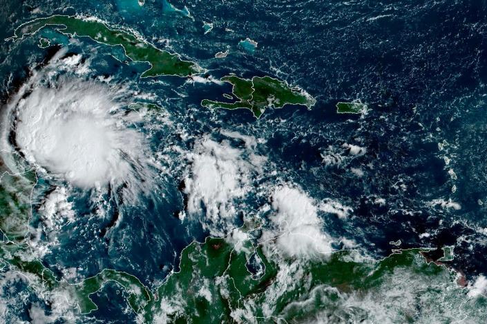 La tormenta tropical Lisa avanza hacia Centroamérica
