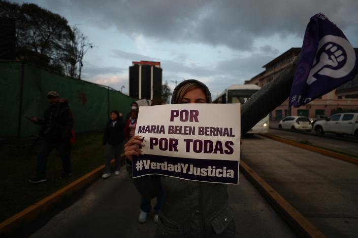 Mujeres marchan en Ecuador por Bernal y cientos de víctimas de feminicidio