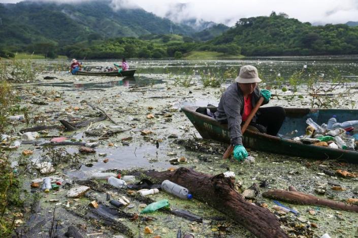 Sin lugar para las flores: El lago más grande de El Salvador inundado por basura