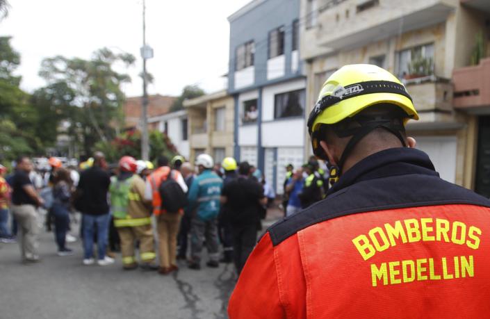 Una avioneta cae en un barrio residencial de Medellín y deja al menos ocho muertos