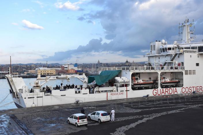 Un barco con 43 migrantes naufraga en Lampedusa y muere una niña de dos años
