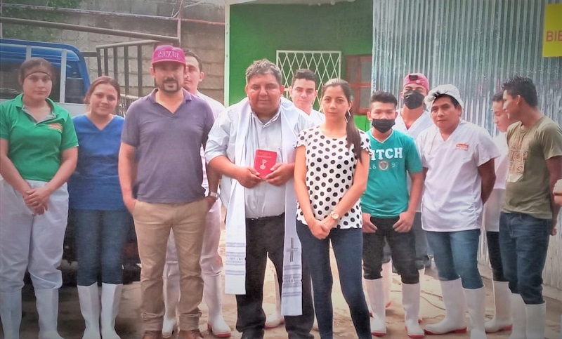 Padre Alberto Naun bendice las instalaciones de la empresa De La casa de los Alimentos