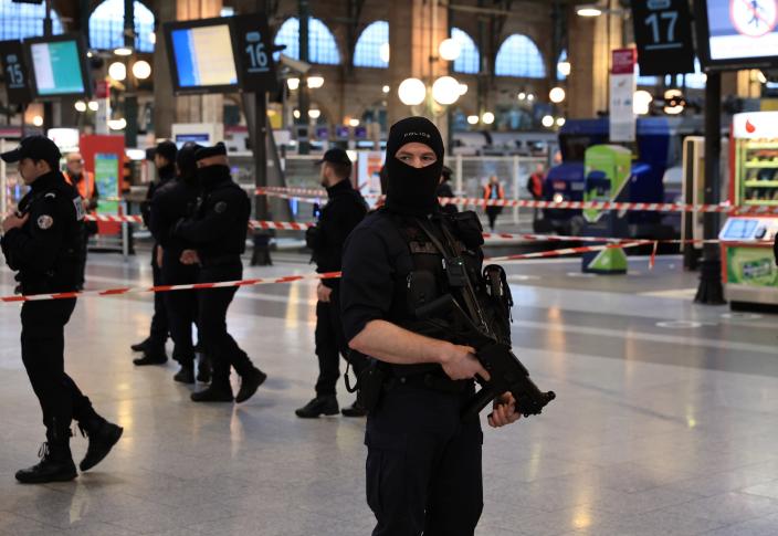 Detención preventiva para el autor del apuñalamiento en una estación de París